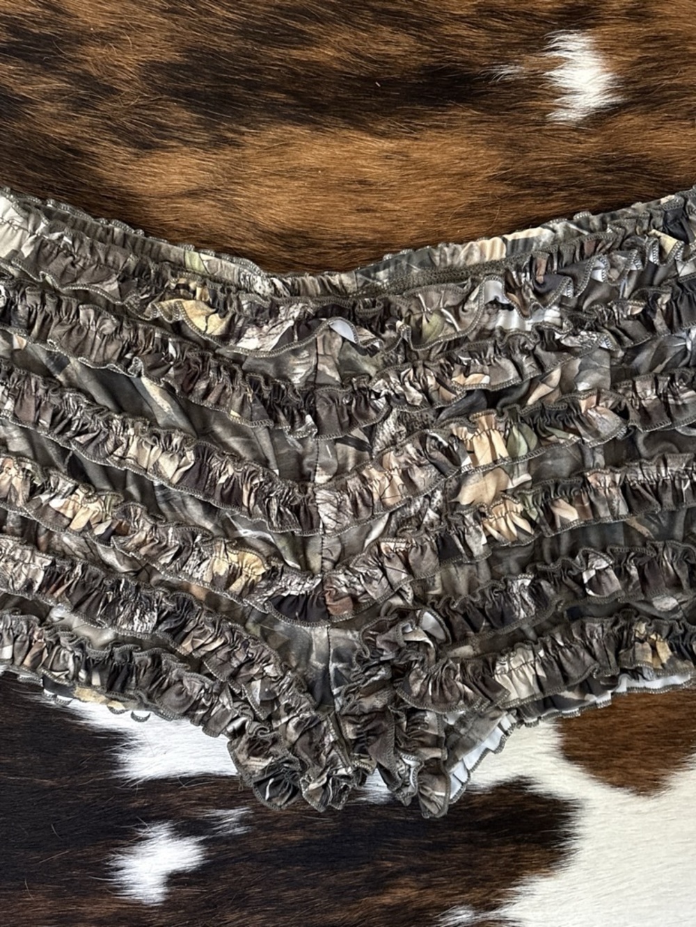 Camo Print Ruffle Shorts - Picture 4 of 4
